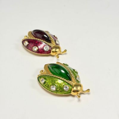 deux broches en forme de coccinelle, en émail doré, vert et rouge