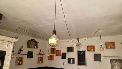 une lumière suspendue au plafond d'une pièce