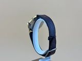 une photo d'une montre avec un bracelet bleu posée sur un présentoir