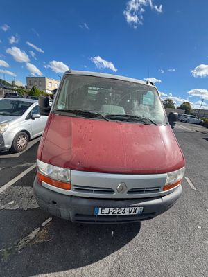 une camionnette rouge garée sur un parking