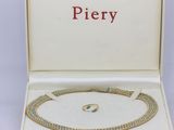une boîte contenant un collier et une bague