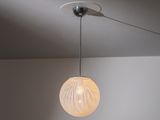 une lampe suspendue au plafond de la pièce