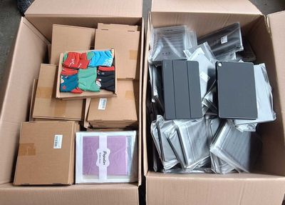 175 / 1 palette de 123 kg de chaussettes, étuis tablet…