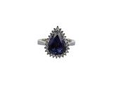 Gros plan sur une bague ornée d'une pierre bleue