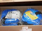 Deux cordes bleues emballées dans des sacs en plastique se trouvent dans une boîte.