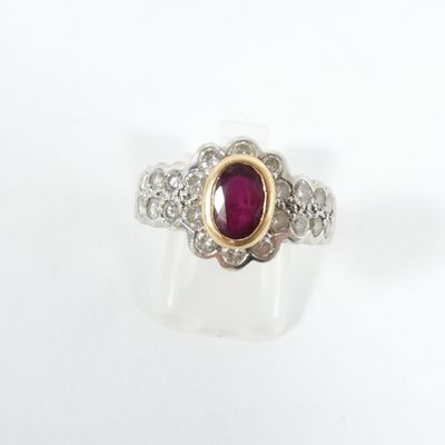 une photo d'une bague sertie d'un rubis