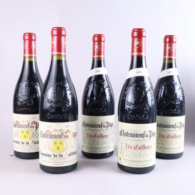 six bouteilles de vin sont alignées sur une table