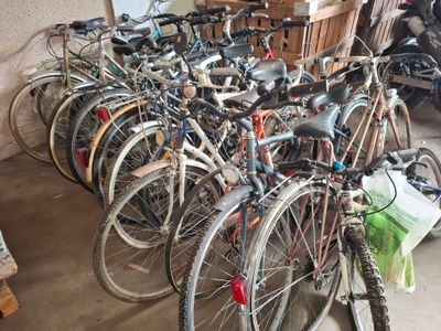 beaucoup de vélos garés les uns à côté des autres dans un garage