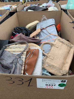 une boîte en carton remplie de sacs et de porte-monnaie à vendre