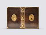 un vieux livre orné d'un emblème doré sur la couverture