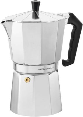 une cafetière de cuisinière argentée sur fond blanc