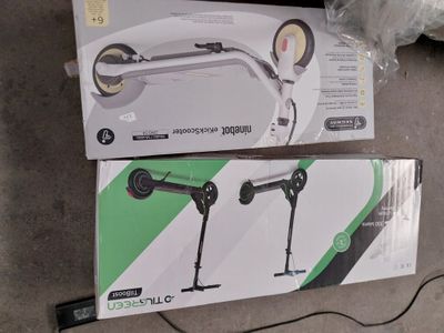 deux cartons contenant du matériel électronique posés par terre l'un à côté de l'autre