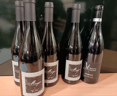 plusieurs bouteilles de vin sont alignées sur un comptoir