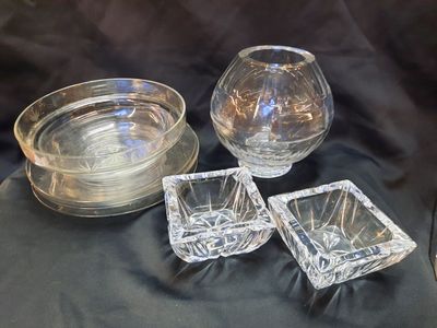 plusieurs morceaux de verre posés sur une table, sur fond noir