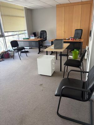 une photo d'un bureau vide avec des chaises et des bureaux