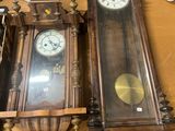 deux horloges posées sur une table en bois
