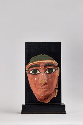 gros plan d'une sculpture de visage sur un socle