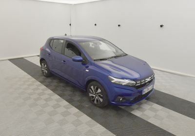 la voiture bleue est garée dans le garage sur le sol en damier