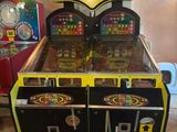deux flippers exposés dans une pièce