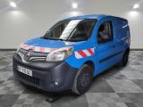 la photo d'une camionnette bleue avec une bande rouge et blanche sur le côté