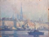 peinture d'un bateau sur un plan d'eau avec une ville en arrière-plan