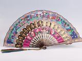 a fan that is sitting on a table