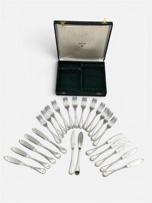 une boîte contenant tout un tas de fourchettes et de couteaux