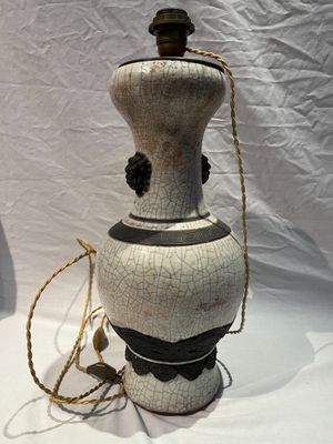 un vase blanc orné d'un motif noir et blanc