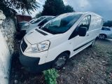 une camionnette blanche garée à côté d'un mur de pierre