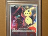 un gros plan d'une carte Pokémon accrochée au mur