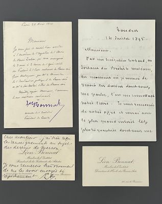 Plusieurs vieilles lettres sont exposées sur un support noir