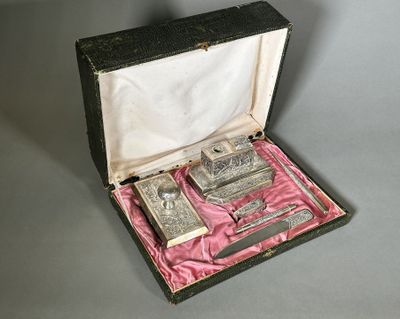 une boîte contenant un ensemble d'objets en argent