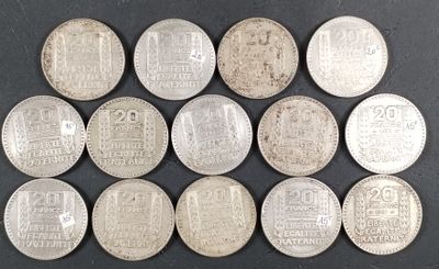 gros plan d'un paquet de pièces de monnaie posé sur une table