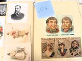 un livre dont les pages contiennent des photos de personnes