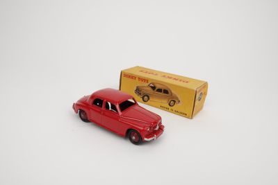 une image représentant une petite voiture rouge à côté d'une boîte jaune