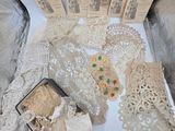 de nombreux napperons dans une boîte posée sur une table