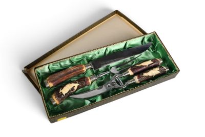 une boîte contenant un couteau et un étui à couteau