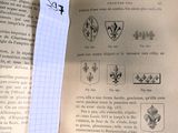 une feuille de papier posée sur un livre ouvert