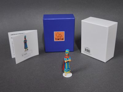 une petite figurine représentant un homme debout à côté d'une cabine téléphonique bleue