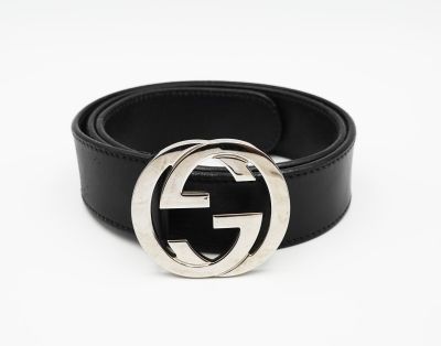 un gros plan sur une ceinture noire avec une boucle argentée