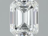 un gros plan d'un diamant taillé en forme de diamant sur fond gris