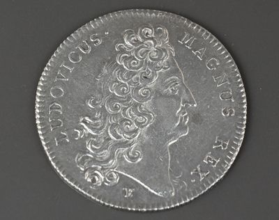 Gros plan sur une pièce d'argent portant une tête de femme