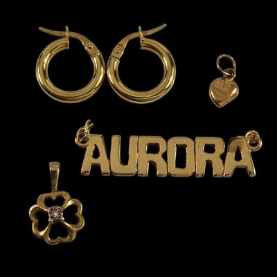 une collection de bijoux en or comprenant des boucles d'oreilles et des pendentifs