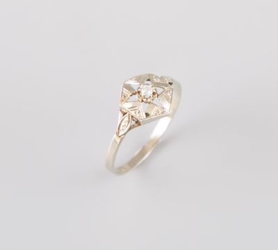 une image d'une bague en or avec un diamant au centre
