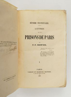 un livre ouvert posé sur une surface blanche, avec un titre écrit à la main