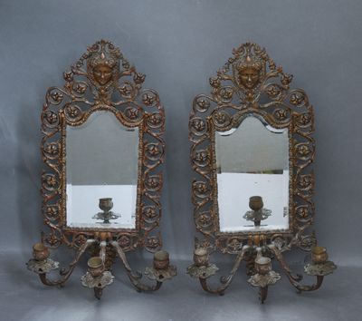 paire de miroirs muraux anciens en fonte, avec appliques et bougeoirs