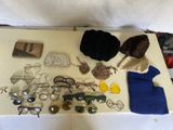 une table sur laquelle se trouvent de nombreux objets