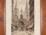 une vieille photo d'une église avec un clocher au centre