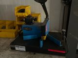 une machine posée sur une table dans un garage