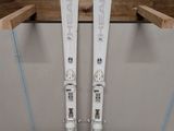 une paire de skis posée sur une étagère dans une pièce